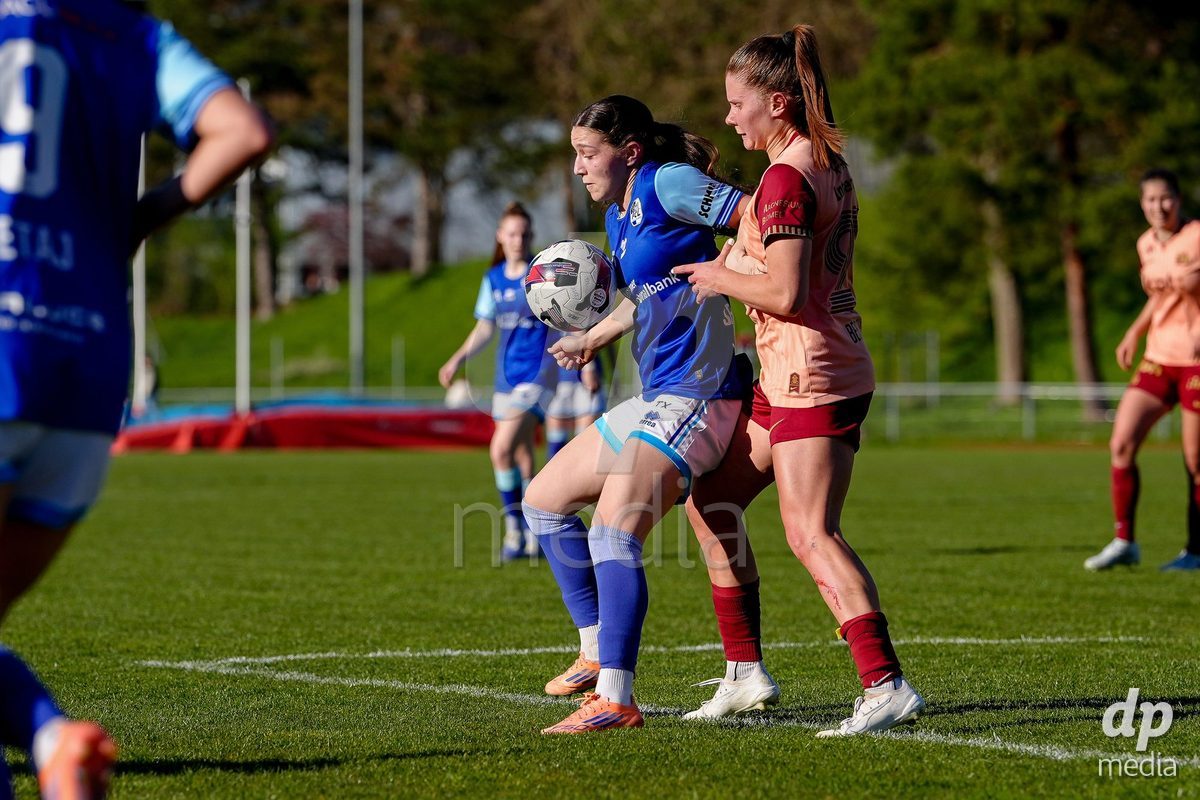Schweiz: AXA Women's Super League 2025/26, FC Luzern vs BSC YB Frauen - Hubelmatt, Luzern: Emilie Bernhardt (25 YB Frauen) gegen Ramona Schallberger (36 FC Luzern)