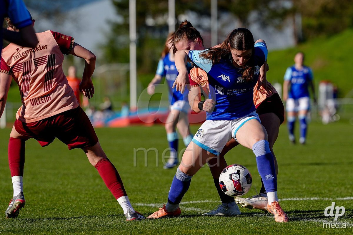 Schweiz: AXA Women's Super League 2025/26, FC Luzern vs BSC YB Frauen - Hubelmatt, Luzern: Emilie Bernhardt (25 YB Frauen) gegen Ramona Schallberger (36 FC Luzern)