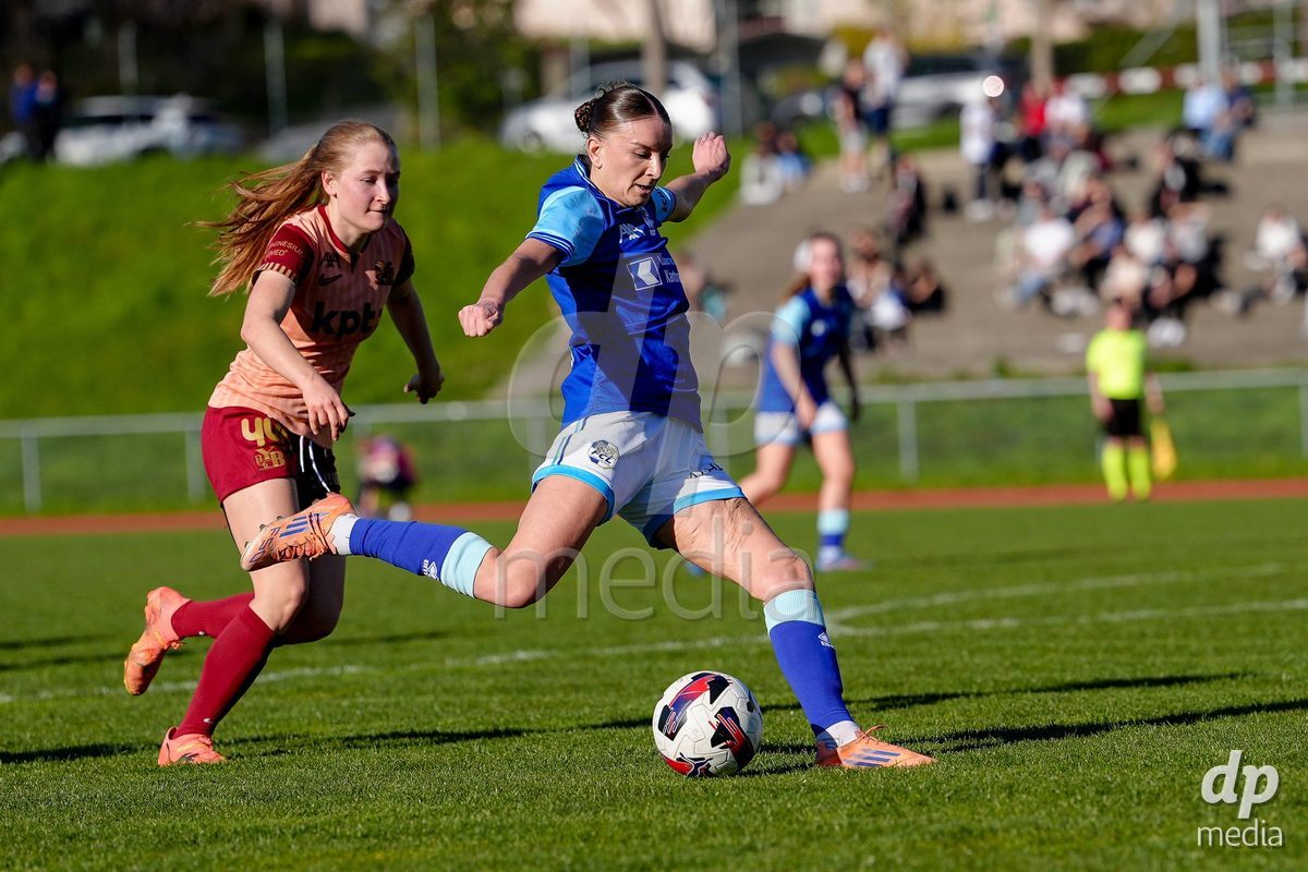 Schweiz: AXA Women's Super League 2025/26, FC Luzern vs BSC YB Frauen - Hubelmatt, Luzern: Noa Linn Münger - Noa Linn Munger (8 YB Frauen) gegen Gentiana Fetaj (9 FCL)