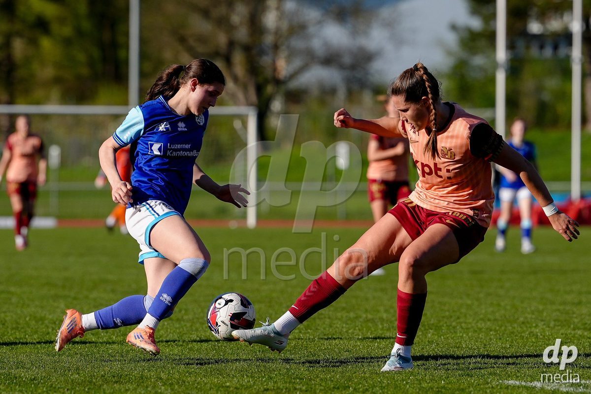 Schweiz: AXA Women's Super League 2025/26, FC Luzern vs BSC YB Frauen - Hubelmatt, Luzern: Maria Jimenez Gutierrez (4 YB Frauen) gegen Ramona Schallberger (36 FC Luzern)