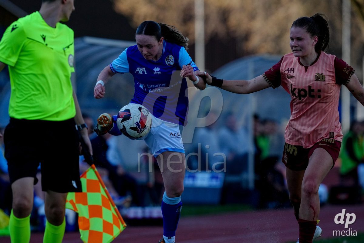 Schweiz: AXA Women's Super League 2025/26, FC Luzern vs BSC YB Frauen - Hubelmatt, Luzern: Chiara Schmid (38 FCL) gegen Emilie Bernhardt (25 YB Frauen)