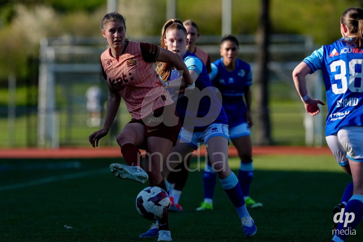Schweiz: AXA Women's Super League 2025/26, FC Luzern vs BSC YB Frauen - Hubelmatt, Luzern: Geraldine Ess (7 YB Frauen) gegen Mia Knapp (4 FCL)