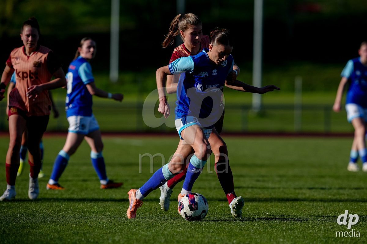 Schweiz: AXA Women's Super League 2025/26, FC Luzern vs BSC YB Frauen - Hubelmatt, Luzern: Geraldine Ess (7 YB Frauen) gegen Gentiana Fetaj (9 FC Luzern)