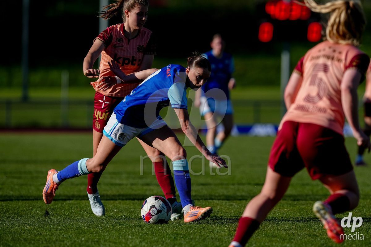 Schweiz: AXA Women's Super League 2025/26, FC Luzern vs BSC YB Frauen - Hubelmatt, Luzern: Geraldine Ess (7 YB Frauen) gegen Gentiana Fetaj (9 FC Luzern)