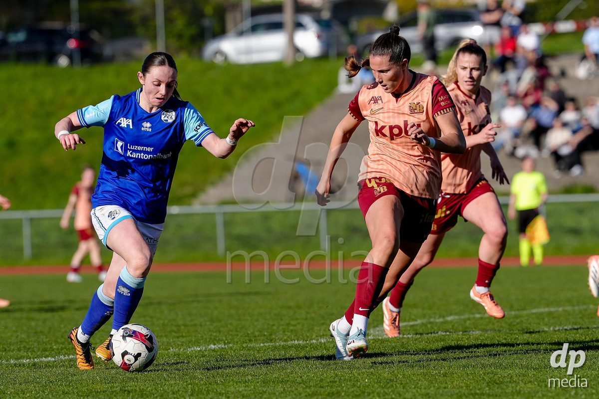 Schweiz: AXA Women's Super League 2025/26, FC Luzern vs BSC YB Frauen - Hubelmatt, Luzern: Chiara Schmid (38 FCL) gegen Maria Jimenez Gutierrez (4 YB Frauen) und Caterina Tramezzani (5 YB Frauen)