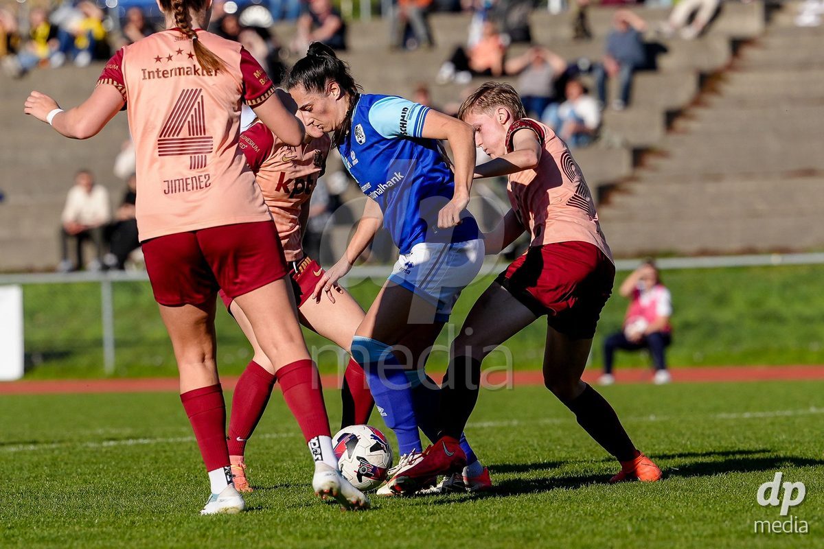 Schweiz: AXA Women's Super League 2025/26, FC Luzern vs BSC YB Frauen - Hubelmatt, Luzern: Cristina Carp (28 FCL) gegen Bianca Dysli (23 YB Frauen), Maria Jimenez Gutierrez (4 YB Frauen) und Noa Linn Münger - Noa Linn Munger (8 YB Frauen)