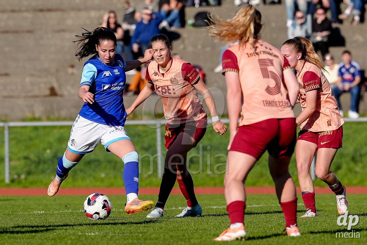 Schweiz: AXA Women's Super League 2025/26, FC Luzern vs BSC YB Frauen - Hubelmatt, Luzern: Geraldine Ess (7 YB Frauen) gegen Melissa Rondalli (21 FCL)