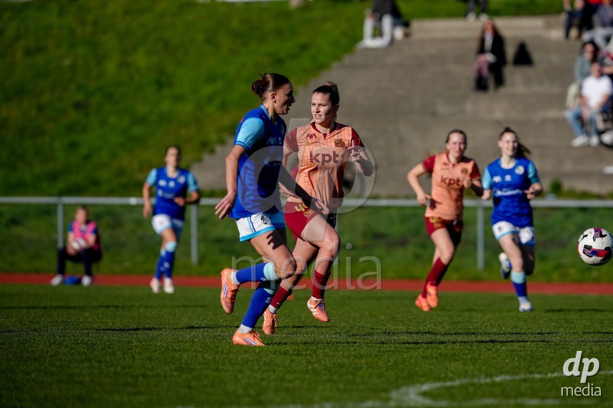 Schweiz: AXA Women's Super League 2025/26, FC Luzern vs BSC YB Frauen - Hubelmatt, Luzern: Caterina Tramezzani (5 YB Frauen) gegen Gentiana Fetaj (9 FCL)