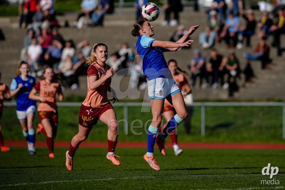 Schweiz: AXA Women's Super League 2025/26, FC Luzern vs BSC YB Frauen - Hubelmatt, Luzern: Gentiana Fetaj (9 FCL) gegen Caterina Tramezzani (5 YB Frauen)