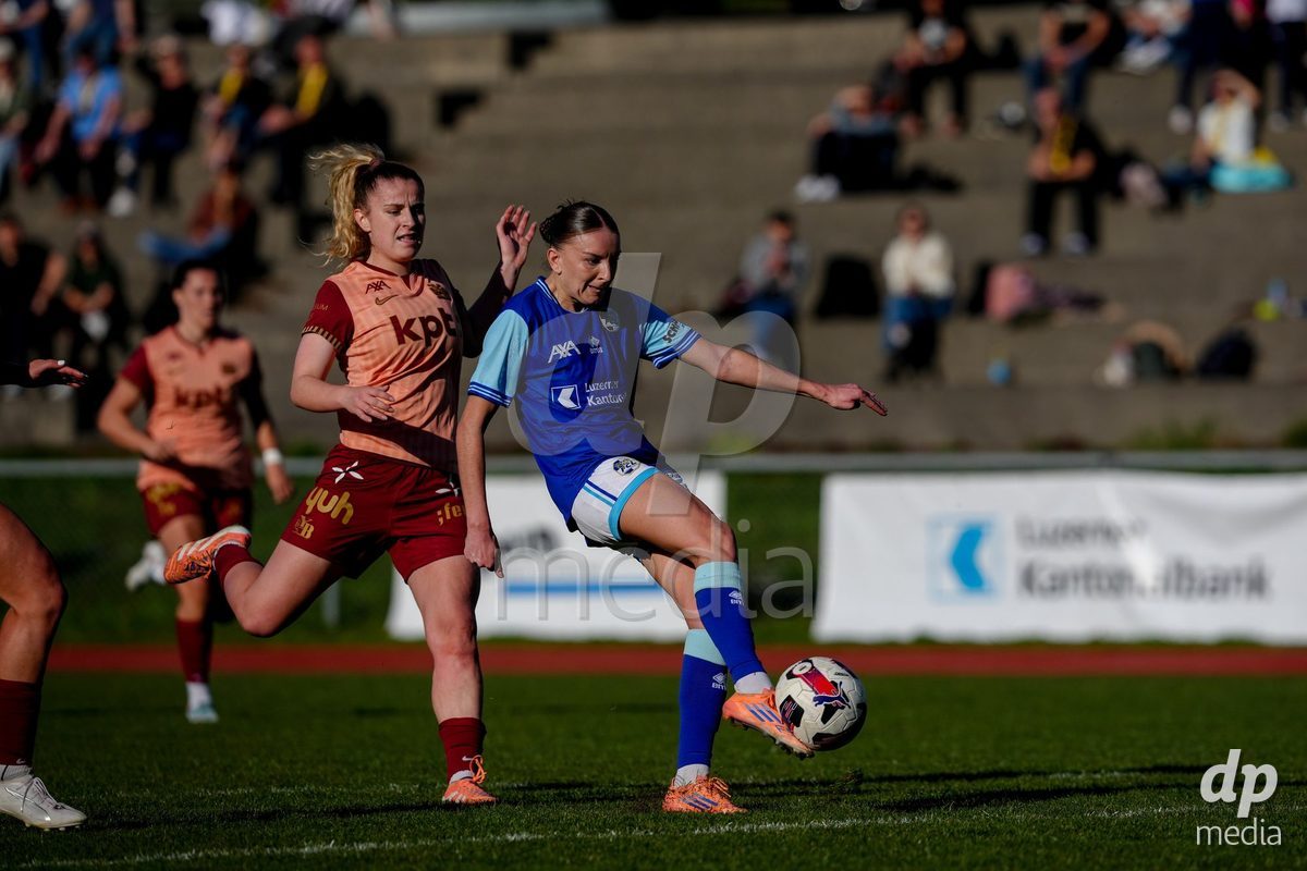 Schweiz: AXA Women's Super League 2025/26, FC Luzern vs BSC YB Frauen - Hubelmatt, Luzern: Gentiana Fetaj (9 FCL) gegen Caterina Tramezzani (5 YB Frauen)