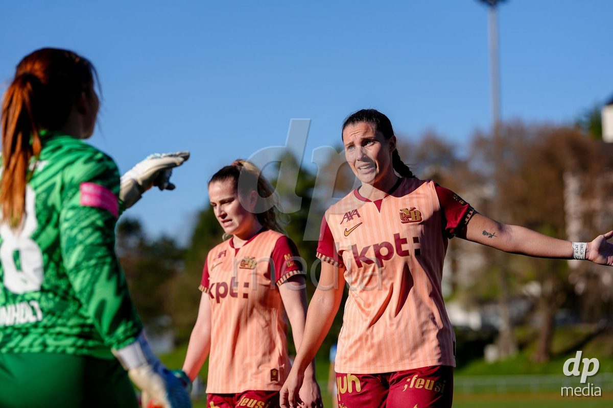 Schweiz: AXA Women's Super League 2025/26, FC Luzern vs BSC YB Frauen - Hubelmatt, Luzern: Maria Jimenez Gutierrez (4 YB Frauen) und Caterina Tramezzani (5 YB Frauen)