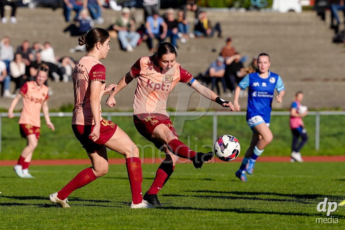 Schweiz: AXA Women's Super League 2025/26, FC Luzern vs BSC YB Frauen - Hubelmatt, Luzern: Malaurie Granges (13 YB Frauen) und Giulia Schlup (31 YB Frauen)