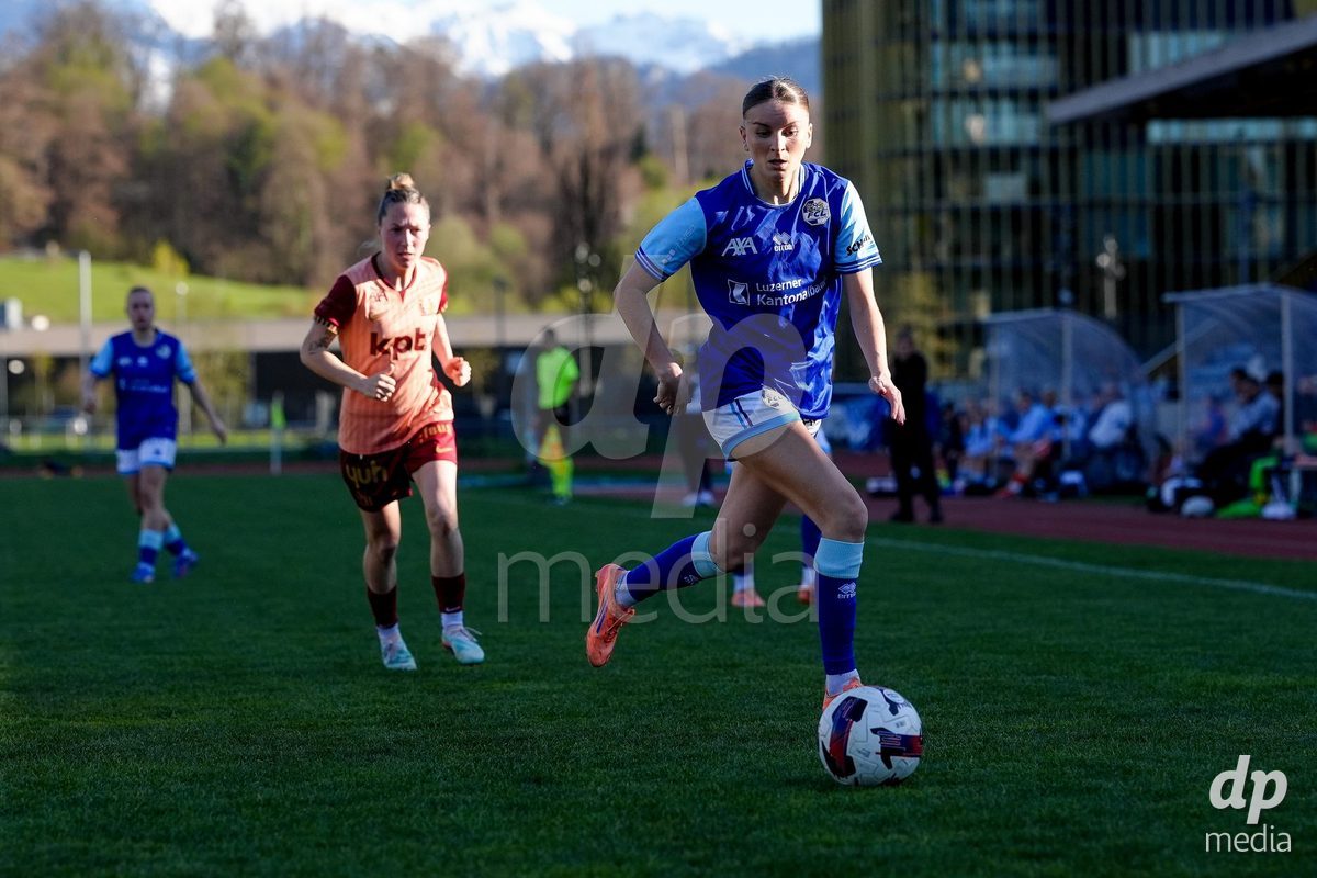 Schweiz: AXA Women's Super League 2025/26, FC Luzern vs BSC YB Frauen - Hubelmatt, Luzern: Gentiana Fetaj (9 FCL) gegen Lisa Josten (24 YB Frauen)