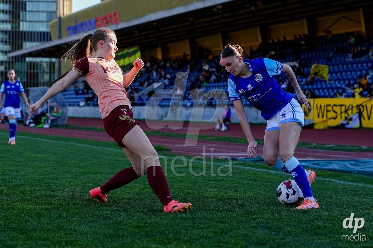Schweiz: AXA Women's Super League 2025/26, FC Luzern vs BSC YB Frauen - Hubelmatt, Luzern: Gentiana Fetaj (9 FCL) gegen Noa Linn Münger - Noa Linn Munger (8 YB Frauen)