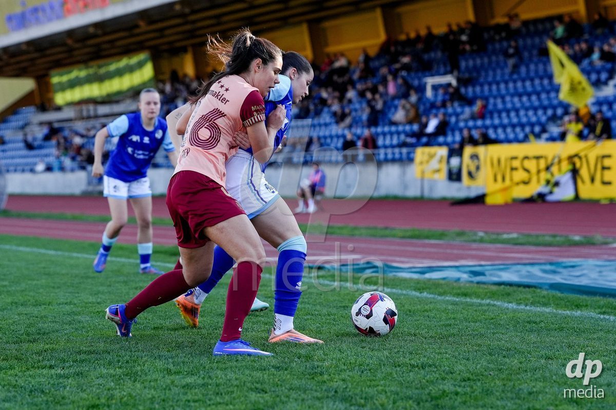 Schweiz: AXA Women's Super League 2025/26, FC Luzern vs BSC YB Frauen - Hubelmatt, Luzern: Melissa Rondalli (21 FC Luzern) im Duell mit Laura Frey (26 YB Frauen)