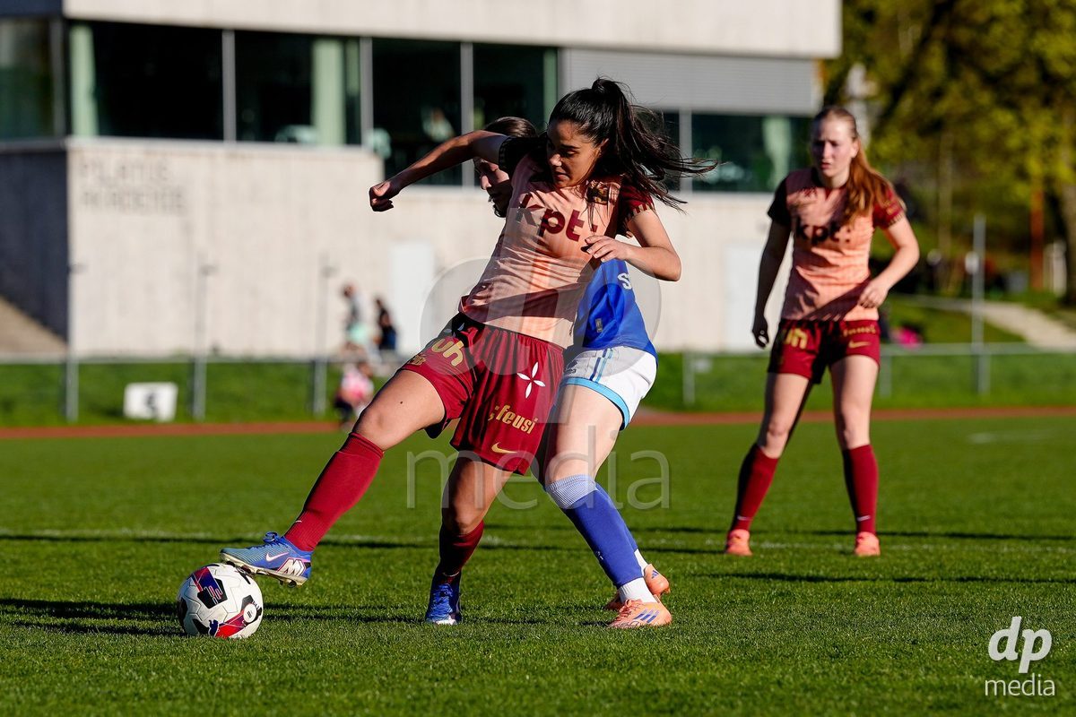 Schweiz: AXA Women's Super League 2025/26, FC Luzern vs BSC YB Frauen - Hubelmatt, Luzern: Laura Frey (26 YB Frauen) gegen Ramona Schallberger (36 FC Luzern)