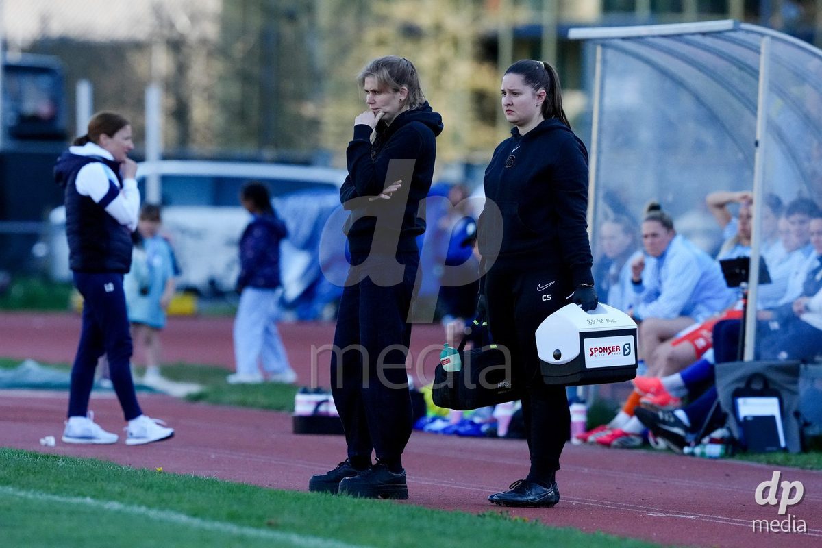 Schweiz: AXA Women's Super League 2025/26, FC Luzern vs BSC YB Frauen - Hubelmatt, Luzern: Cheftrainerin Imke Annita Wübbenhorst - Imke Annita Wubbenhorst (YB Frauen) und Physio Celine Saladin
