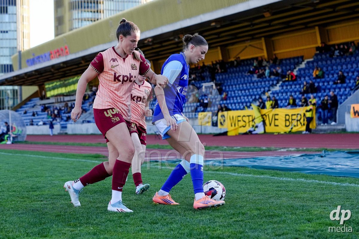 Schweiz: AXA Women's Super League 2025/26, FC Luzern vs BSC YB Frauen - Hubelmatt, Luzern: Gentiana Fetaj (9 FCL) gegen Maria Jimenez Gutierrez (4 YB Frauen)