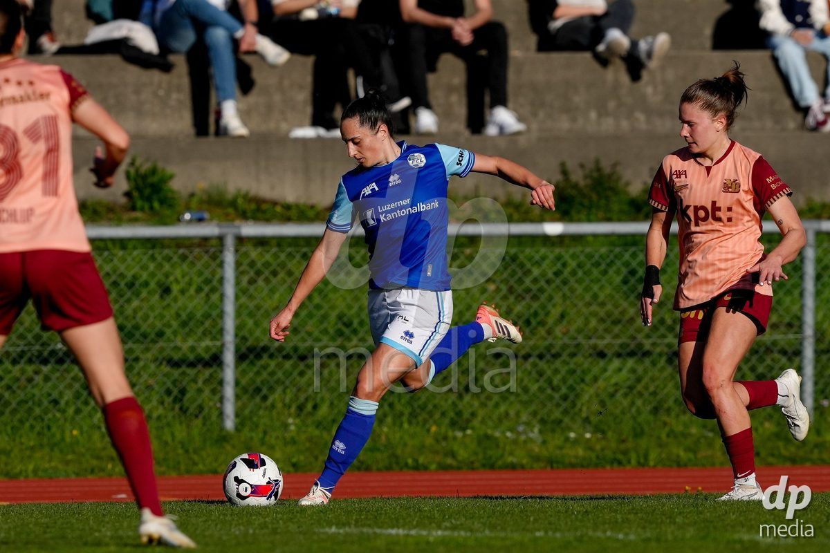 Schweiz: AXA Women's Super League 2025/26, FC Luzern vs BSC YB Frauen - Hubelmatt, Luzern: Cristina Carp (28 FCL) gegen Emilie Bernhardt (25 YB Frauen)