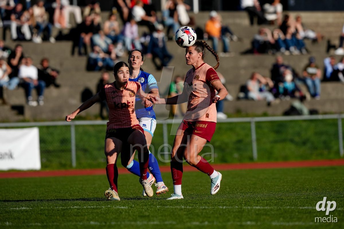 Schweiz: AXA Women's Super League 2025/26, FC Luzern vs BSC YB Frauen - Hubelmatt, Luzern: Giulia Schlup (31 YB Frauen) und Maria Jimenez Gutierrez (4 YB Frauen) gegen Cristina Carp (28 FCL)