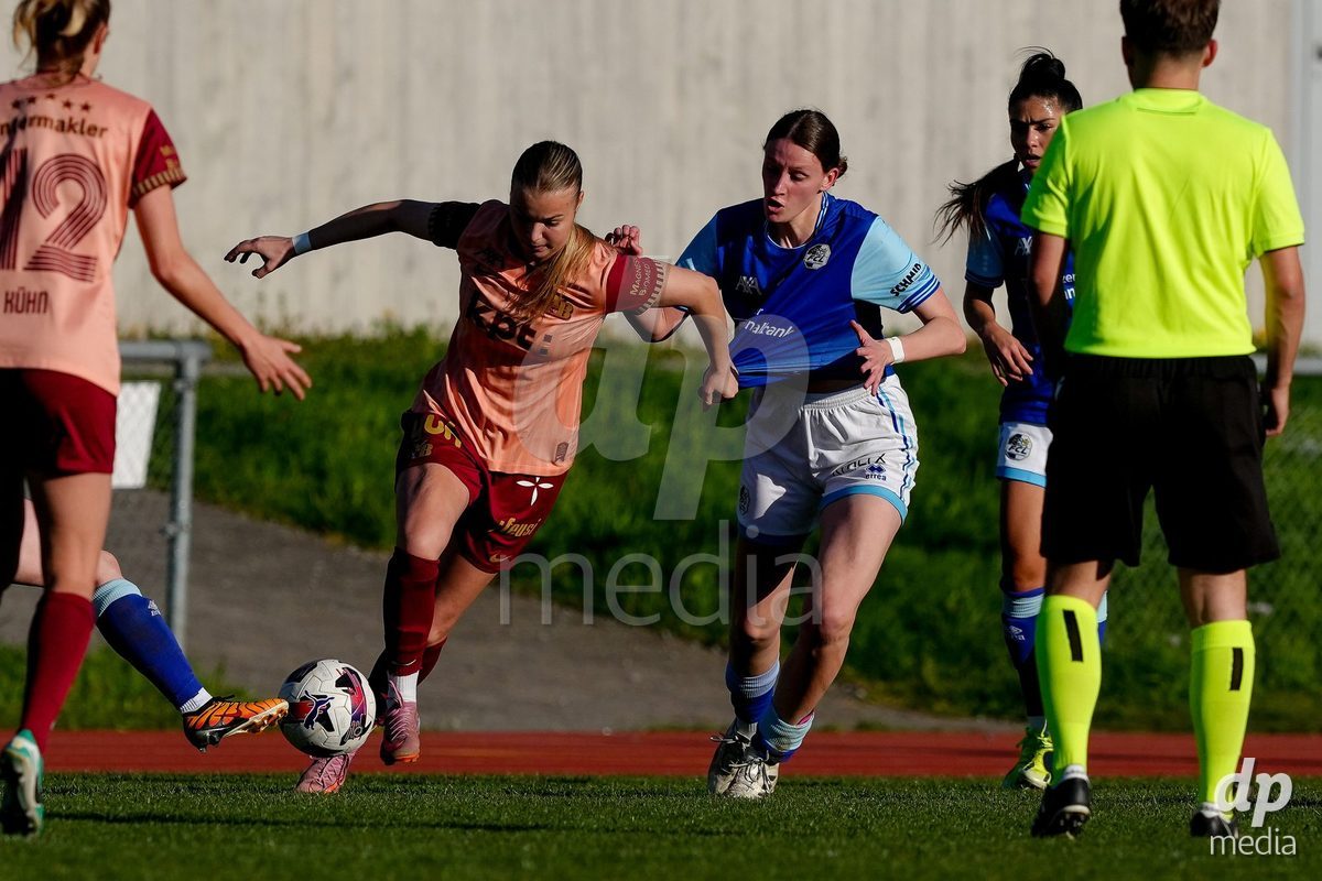 Schweiz: AXA Women's Super League 2025/26, FC Luzern vs BSC YB Frauen - Hubelmatt, Luzern: Lena Wälti - Lena Walti (3 FCL) und Michele Schnider (6 FCL) gegen Maja Jelcic (99 YB Frauen)