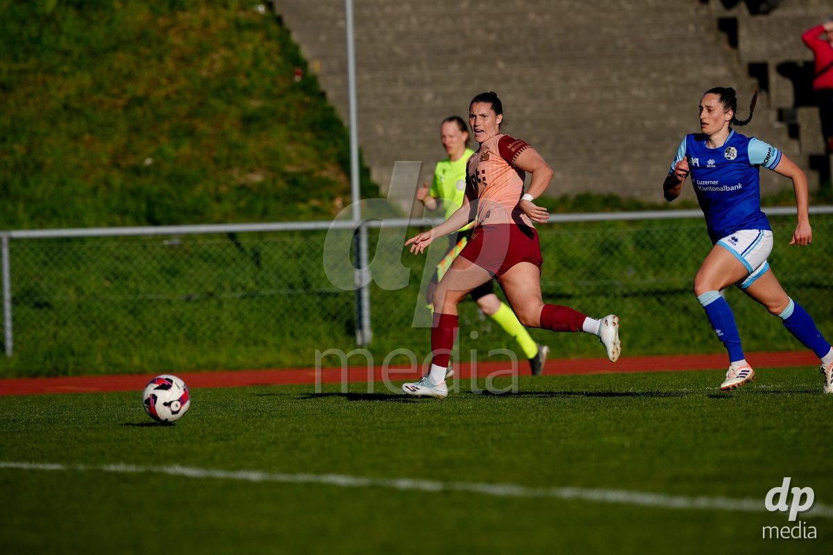 Schweiz: AXA Women's Super League 2025/26, FC Luzern vs BSC YB Frauen - Hubelmatt, Luzern: Maria Jimenez Gutierrez (4 YB Frauen) gegen Cristina Carp (28 FCL)