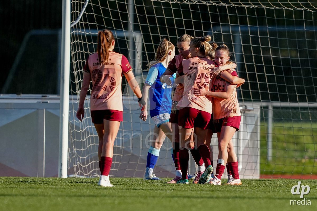 Schweiz: AXA Women's Super League 2025/26, FC Luzern vs BSC YB Frauen - Hubelmatt, Luzern: Andrea Schenk (6 YB Frauen) jubelt nach ihrem Tor mit dem Team