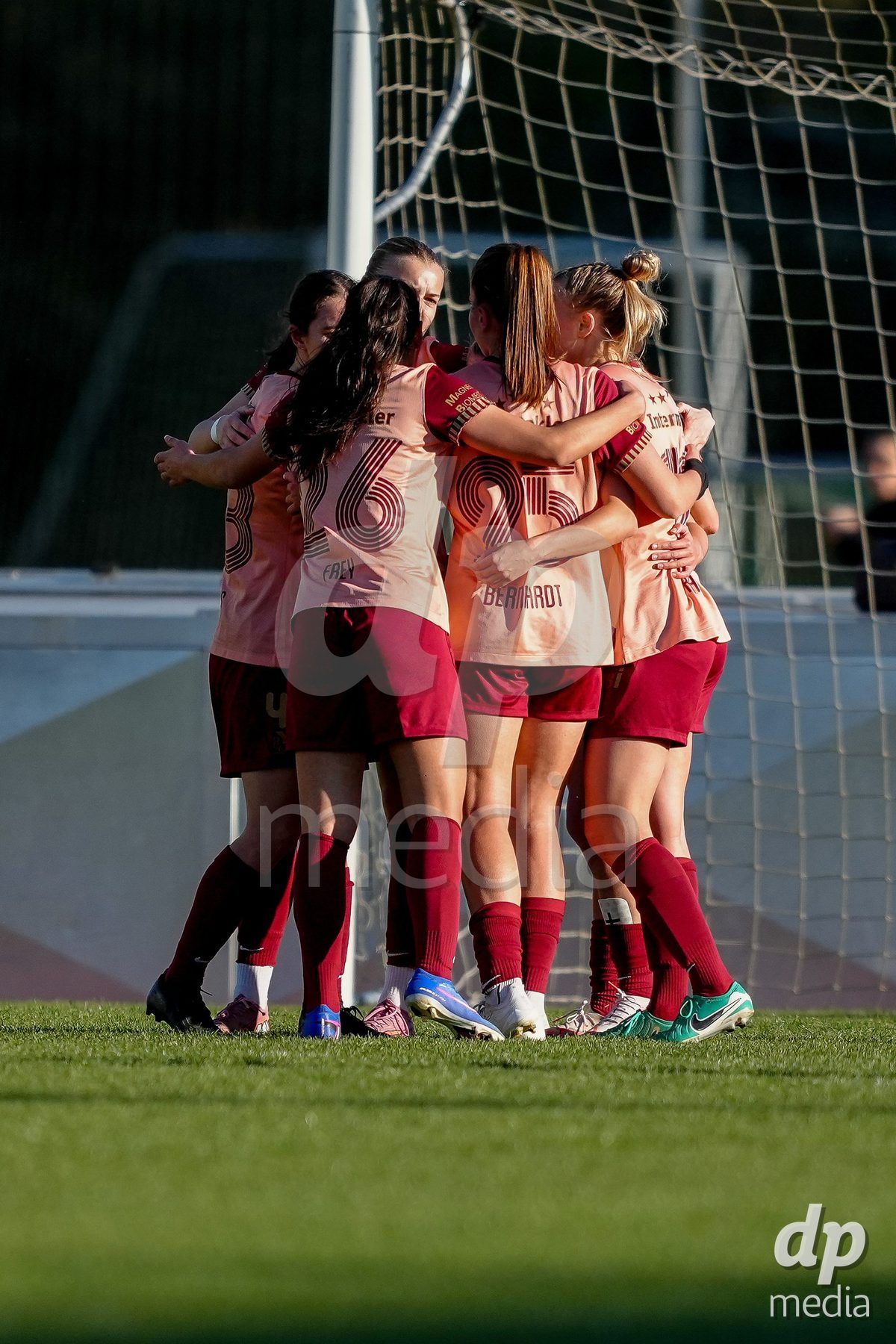 Schweiz: AXA Women's Super League 2025/26, FC Luzern vs BSC YB Frauen - Hubelmatt, Luzern: Andrea Schenk (6 YB Frauen) jubelt nach ihrem Tor mit dem Team