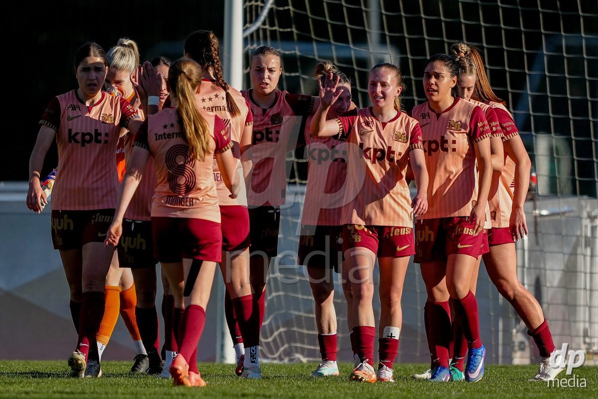 Schweiz: AXA Women's Super League 2025/26, FC Luzern vs BSC YB Frauen - Hubelmatt, Luzern: Andrea Schenk (6 YB Frauen) jubelt nach ihrem Tor mit dem Team