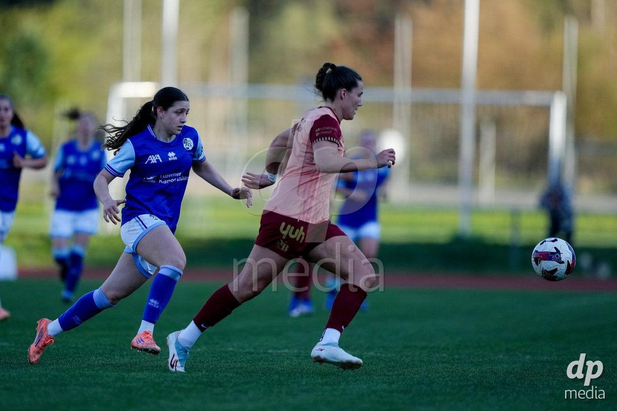Schweiz: AXA Women's Super League 2025/26, FC Luzern vs BSC YB Frauen - Hubelmatt, Luzern: Ramona Schallberger (36 FCL) im Duell mit Maria Jimenez Gutierrez (4 YB Frauen)