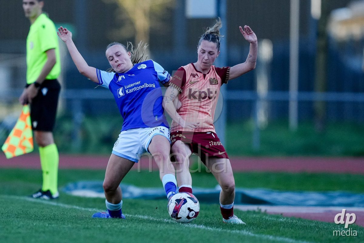 Schweiz: AXA Women's Super League 2025/26, FC Luzern vs BSC YB Frauen - Hubelmatt, Luzern: Fiona Sperlich (22 FCL) gegen Lisa Josten (24 YB Frauen)