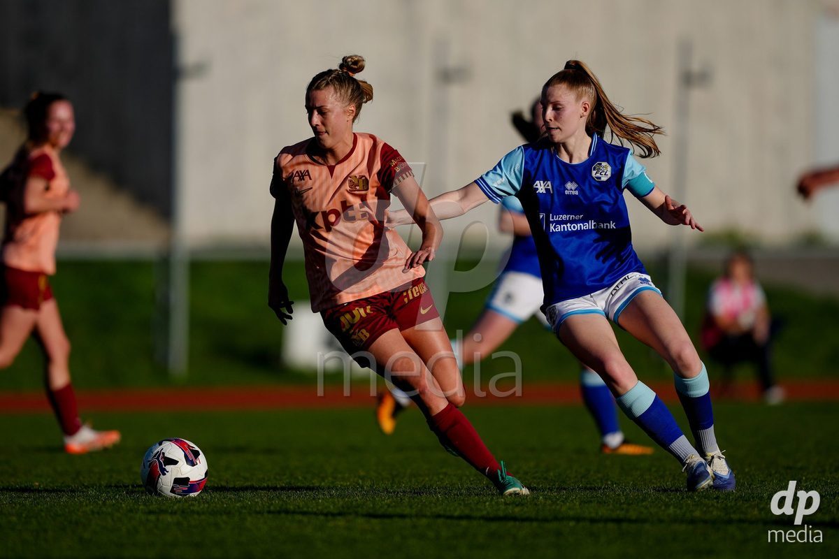 Schweiz: AXA Women's Super League 2025/26, FC Luzern vs BSC YB Frauen - Hubelmatt, Luzern: Athena Marie Kuehn (12 YB Frauen) gegen Mia Knapp (4 FC Luzern)