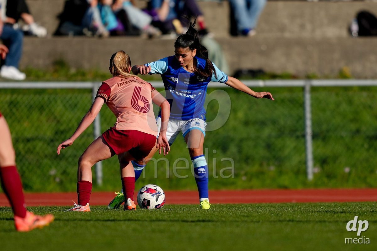 Schweiz: AXA Women's Super League 2025/26, FC Luzern vs BSC YB Frauen - Hubelmatt, Luzern: Michele Schnider (6 FCL) gegen Andrea Schenk (6 YB Frauen)