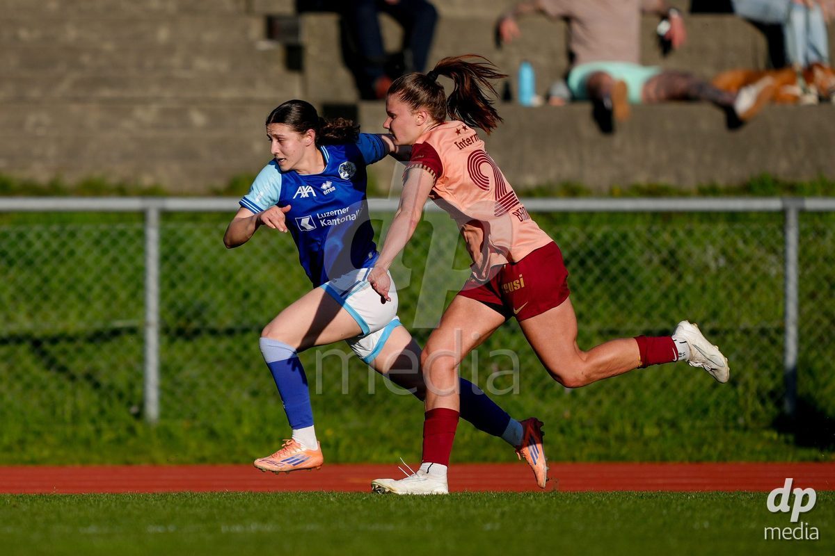 Schweiz: AXA Women's Super League 2025/26, FC Luzern vs BSC YB Frauen - Hubelmatt, Luzern: Emilie Bernhardt (25 YB Frauen) gegen Ramona Schallberger (36 FCL)