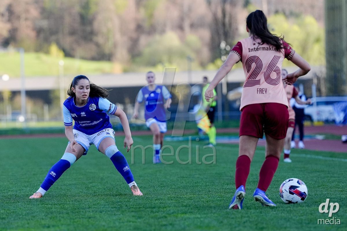 Schweiz: AXA Women's Super League 2025/26, FC Luzern vs BSC YB Frauen - Hubelmatt, Luzern: Melissa Rondalli (21 FCL) gegen Laura Frey (26 YB Frauen)