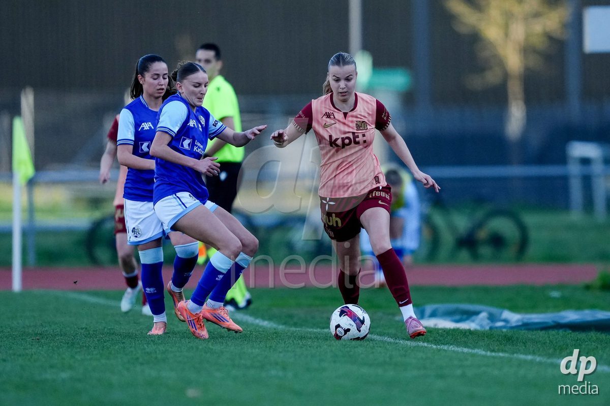 Schweiz: AXA Women's Super League 2025/26, FC Luzern vs BSC YB Frauen - Hubelmatt, Luzern: Maja Jelcic (99 YB Frauen) gegen Gentiana Fetaj (9 FCL) und Melissa Rondalli (21 FCL)