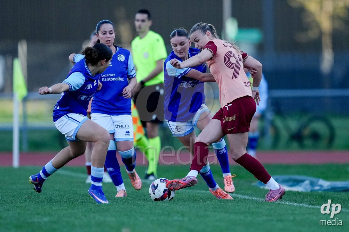 Schweiz: AXA Women's Super League 2025/26, FC Luzern vs BSC YB Frauen - Hubelmatt, Luzern: Gentiana Fetaj (9 FCL) und Melissa Rondalli (21 FCL) gegen Maja Jelcic (99 YB Frauen)
