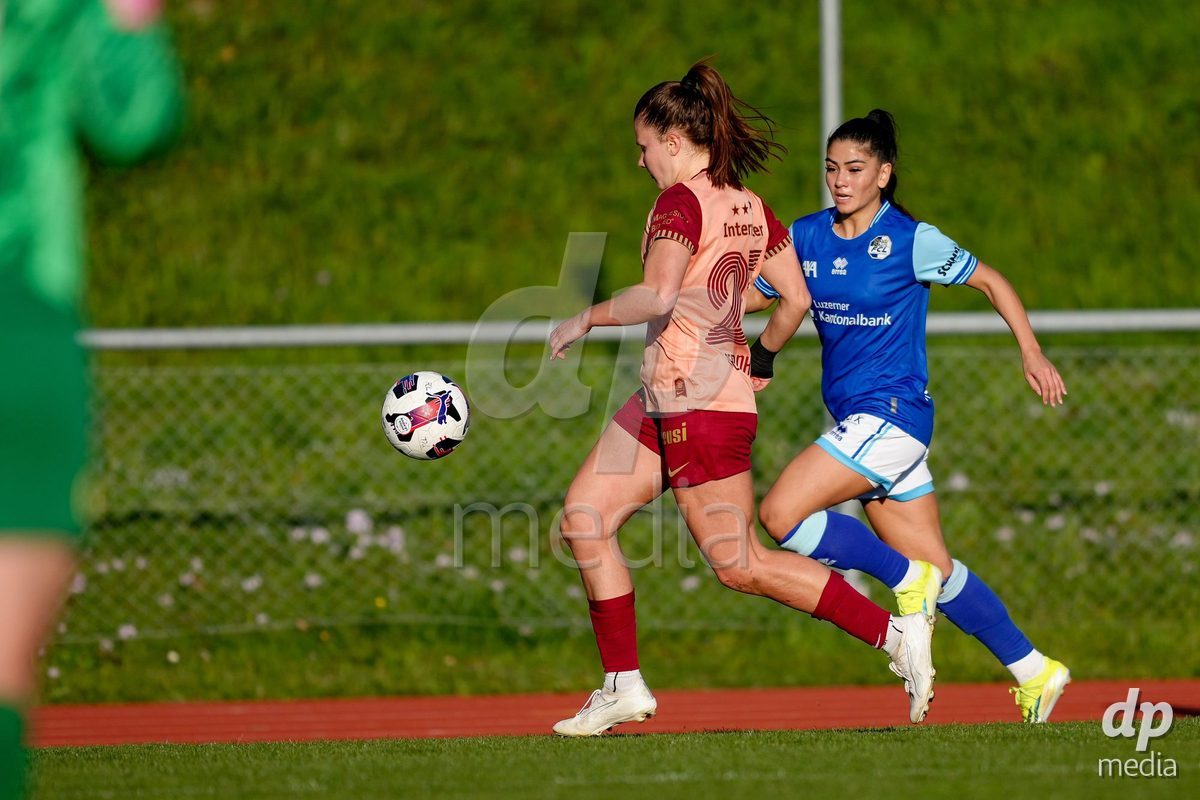 Schweiz: AXA Women's Super League 2025/26, FC Luzern vs BSC YB Frauen - Hubelmatt, Luzern: Michele Schnider (6 FCL) gegen Emilie Bernhardt (25 YB Frauen)