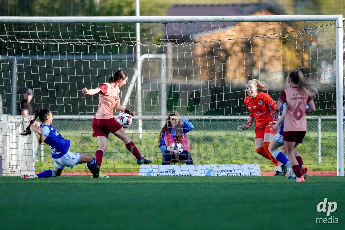 Schweiz: AXA Women's Super League 2025/26, FC Luzern vs BSC YB Frauen - Hubelmatt, Luzern: Tor von Malaurie Granges (13 YB Frauen) gegen Laura Schneider (45 FCL)