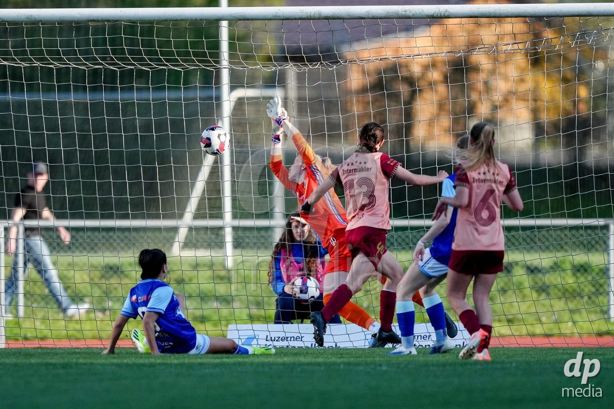 Schweiz: AXA Women's Super League 2025/26, FC Luzern vs BSC YB Frauen - Hubelmatt, Luzern: Tor von Malaurie Granges (13 YB Frauen) gegen Laura Schneider (45 FCL)