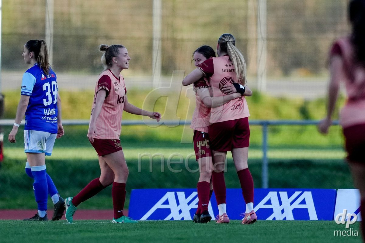 Schweiz: AXA Women's Super League 2025/26, FC Luzern vs BSC YB Frauen - Hubelmatt, Luzern: Malaurie Granges (13 YB Frauen) jubelt nach ihrem Tor mit Athena Marie Kuehn (12 YB Frauen) und Maja Jelcic (99 YB Frauen)