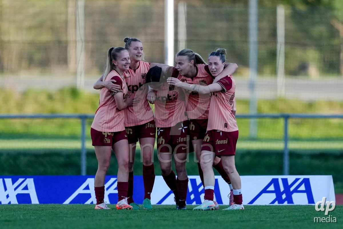 Schweiz: AXA Women's Super League 2025/26, FC Luzern vs BSC YB Frauen - Hubelmatt, Luzern: Malaurie Granges (13 YB Frauen) jubelt nach ihrem Tor mit dem Team