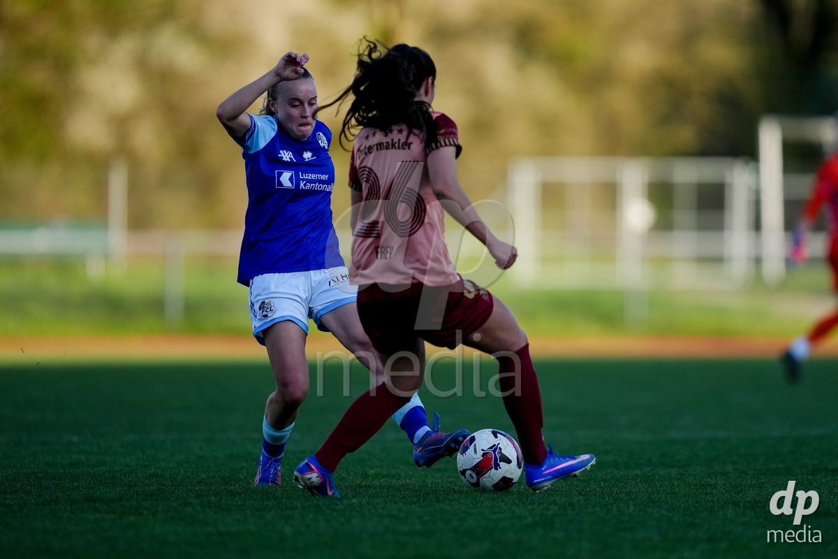 Schweiz: AXA Women's Super League 2025/26, FC Luzern vs BSC YB Frauen - Hubelmatt, Luzern: Fiona Sperlich (22 FCL) gegen Laura Frey (26 YB Frauen)