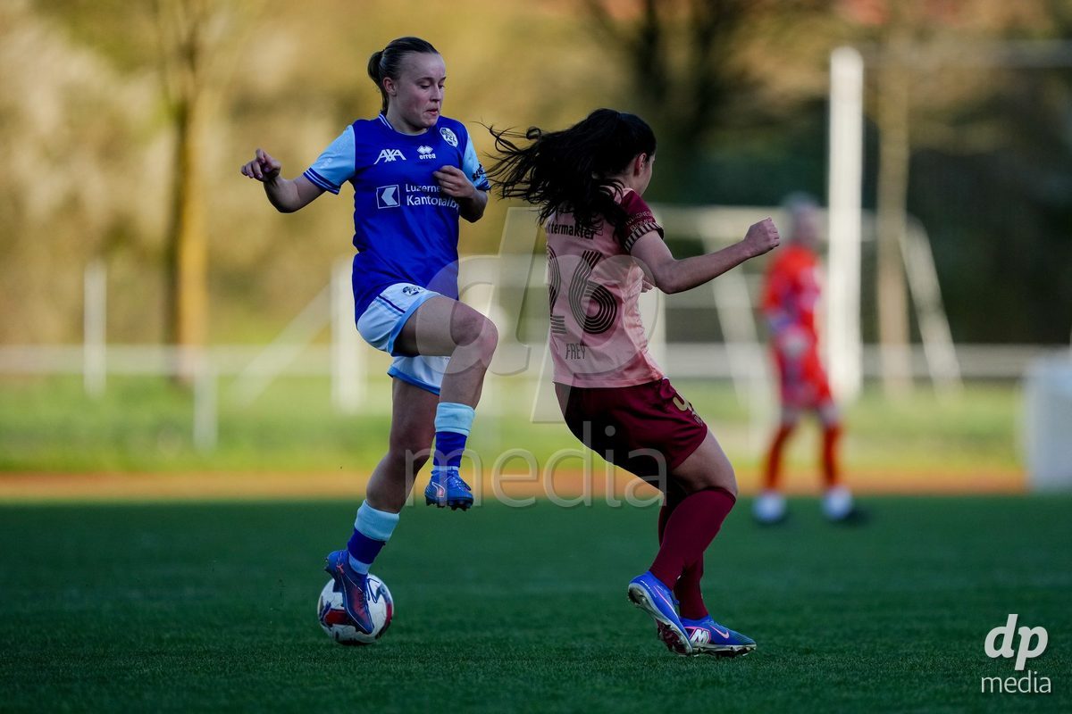 Schweiz: AXA Women's Super League 2025/26, FC Luzern vs BSC YB Frauen - Hubelmatt, Luzern: Fiona Sperlich (22 FCL) gegen Laura Frey (26 YB Frauen)