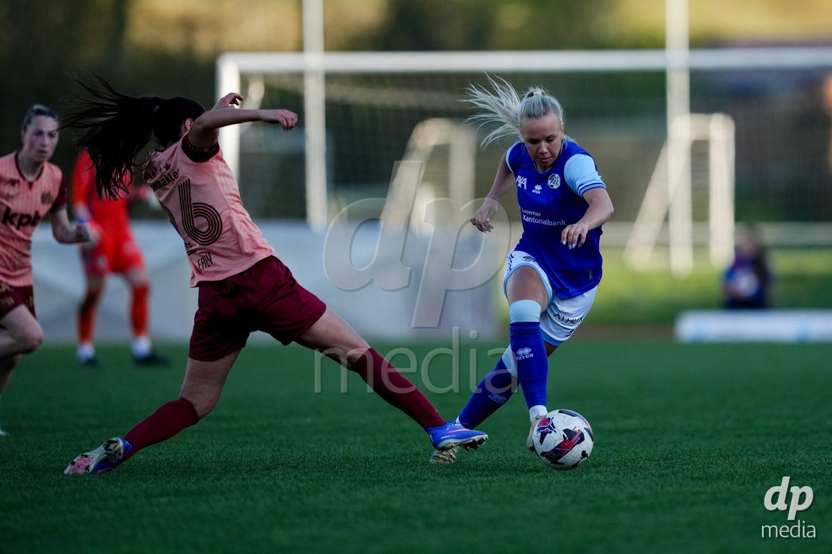 Schweiz: AXA Women's Super League 2025/26, FC Luzern vs BSC YB Frauen - Hubelmatt, Luzern: Jennie Marie Egeriis (17 FCL) gegen Laura Frey (26 YB Frauen)