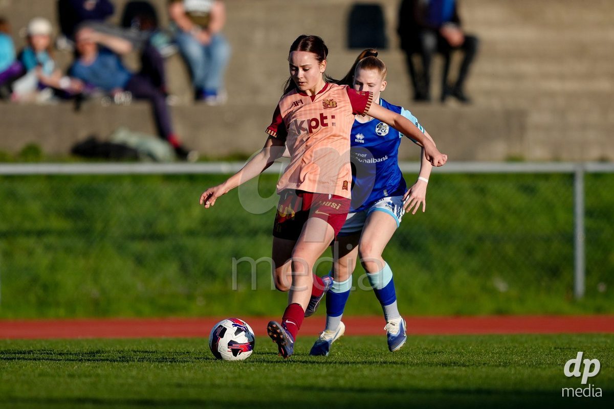 Schweiz: AXA Women's Super League 2025/26, FC Luzern vs BSC YB Frauen - Hubelmatt, Luzern: Emilie De Maddalena (15 YB Frauen) gegen Mia Knapp (4 FC Luzern)
