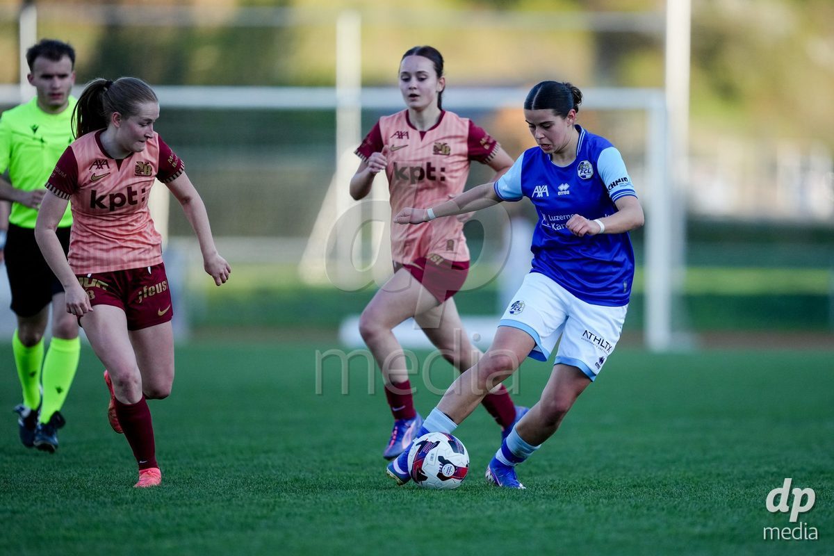 Schweiz: AXA Women's Super League 2025/26, FC Luzern vs BSC YB Frauen - Hubelmatt, Luzern: Alyssa Keller (99 FCL) gegen Noa Linn Münger - Noa Linn Munger (8 YB Frauen) und Emilie De Maddalena (15 YB Frauen)