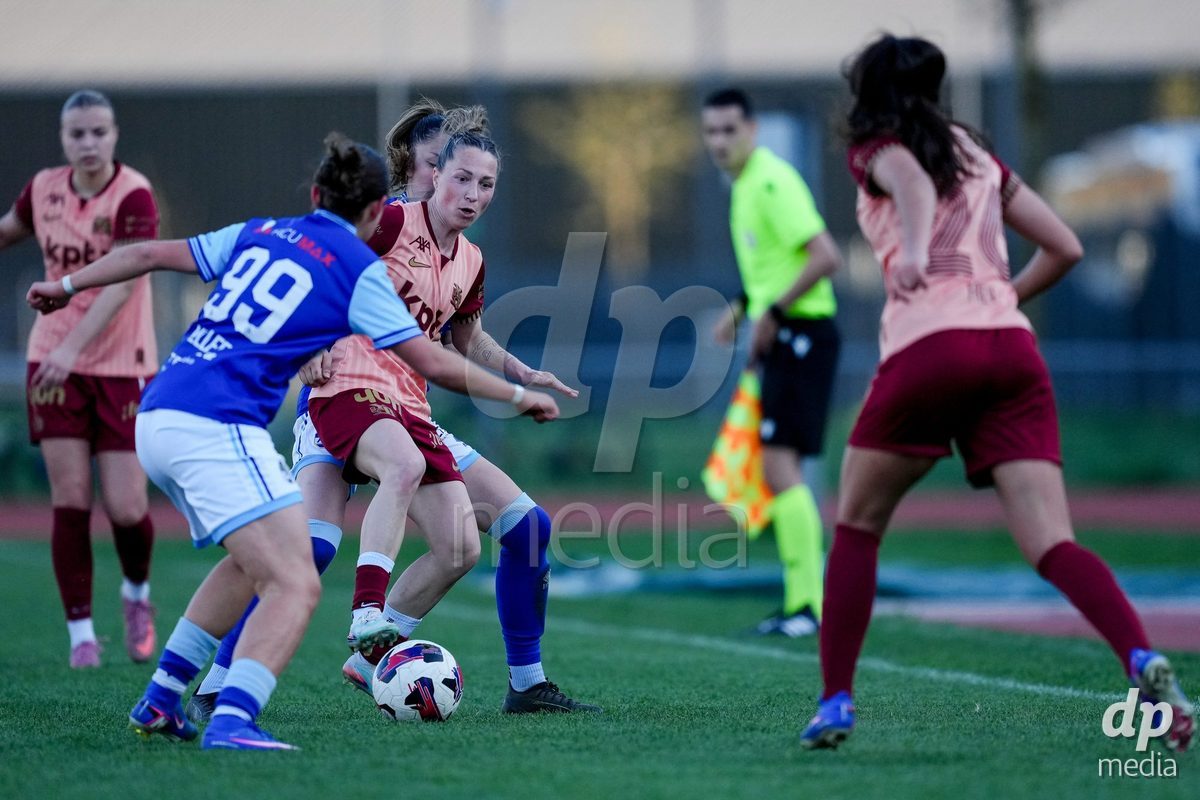 Schweiz: AXA Women's Super League 2025/26, FC Luzern vs BSC YB Frauen - Hubelmatt, Luzern: Lisa Josten (24 YB Frauen) gegen Alyssa Keller (99 FC Luzern)