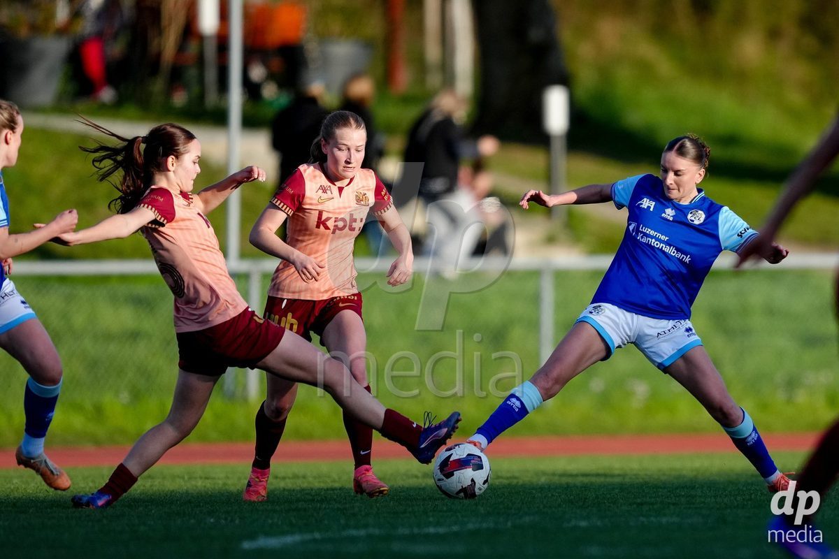 Schweiz: AXA Women's Super League 2025/26, FC Luzern vs BSC YB Frauen - Hubelmatt, Luzern: Gentiana Fetaj (9 FCL) gegen Noa Linn Münger - Noa Linn Munger (8 YB Frauen) und Emilie De Maddalena (15 YB Frauen)