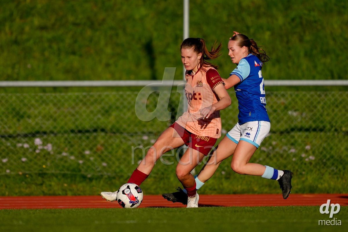 Schweiz: AXA Women's Super League 2025/26, FC Luzern vs BSC YB Frauen - Hubelmatt, Luzern: Emilie Bernhardt (25 YB Frauen) gegen Liel Rickenbach (26 FC Luzern)